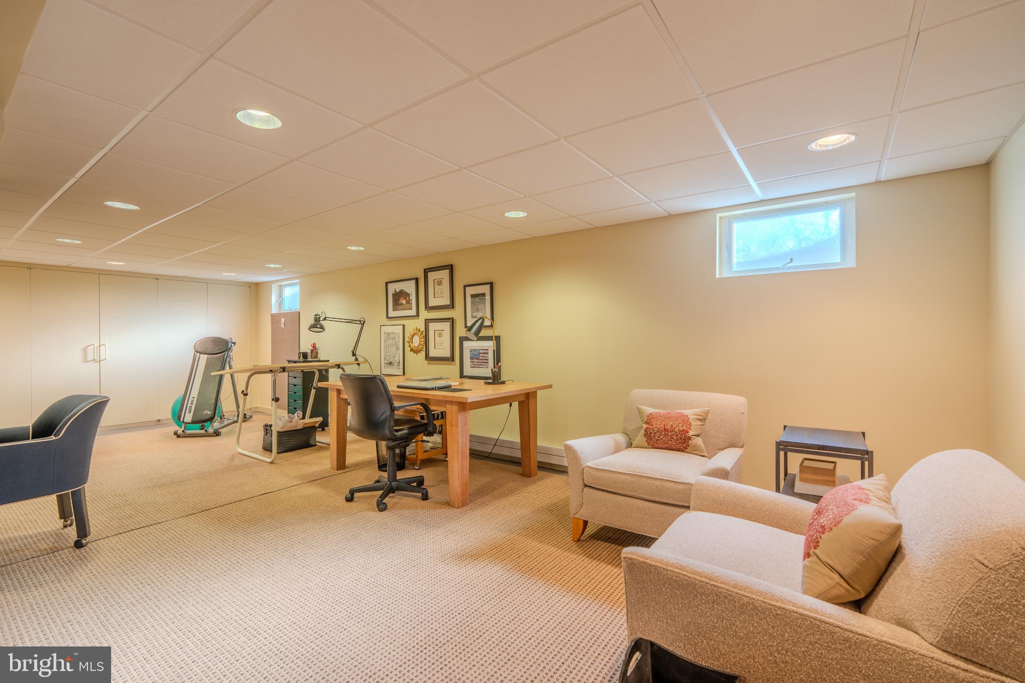 173 Hillview Drive Springfield, PA 19064 - Photo 30 of 50 a living room with furniture