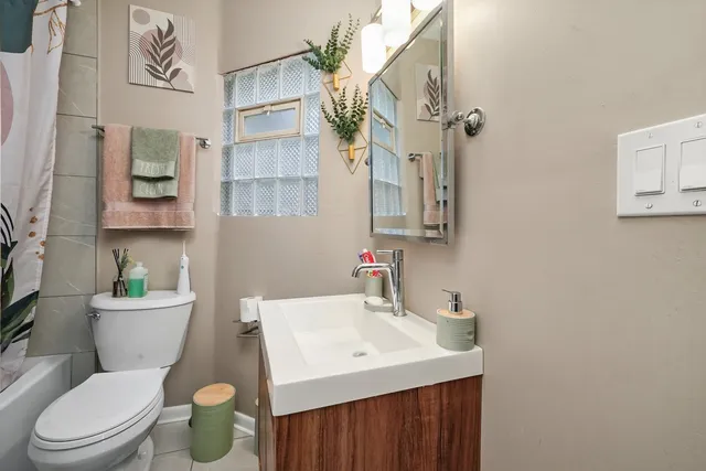 $489,999 | 2345 West Grenshaw Street, Chicago, IL 60612