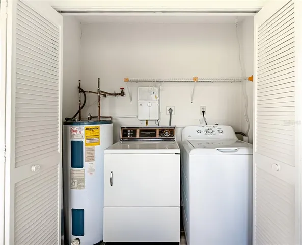 a view of a back yard