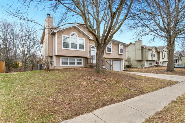 $290,000 | 505 Southeast Onyx Drive, Lee's Summit, MO 64063