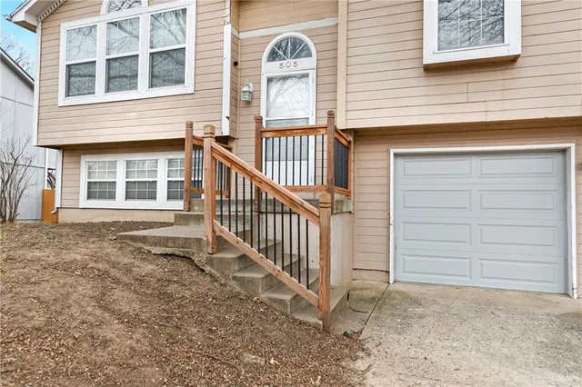 $280,000 | 505 Southeast Onyx Drive, Lee's Summit, MO 64063