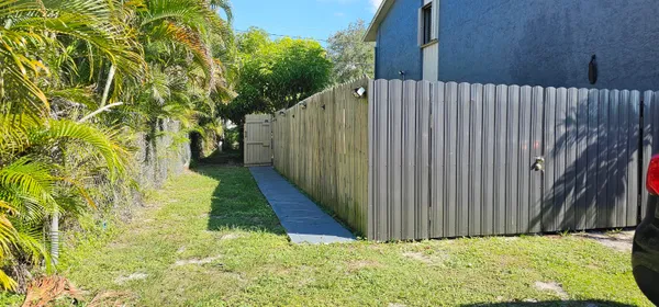 $1,250 | 3684 Pinehurst Drive, Unit EFFIENCY, Lake Worth, FL 33467