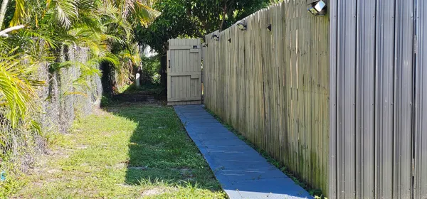 $1,250 | 3684 Pinehurst Drive, Unit EFFIENCY, Lake Worth, FL 33467