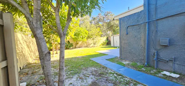 $1,250 | 3684 Pinehurst Drive, Unit EFFIENCY, Lake Worth, FL 33467