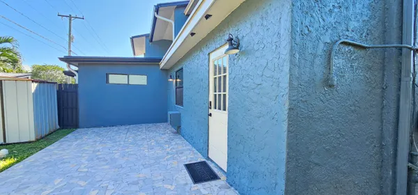 $1,250 | 3684 Pinehurst Drive, Unit EFFIENCY, Lake Worth, FL 33467