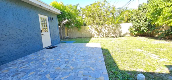 $1,250 | 3684 Pinehurst Drive, Unit EFFIENCY, Lake Worth, FL 33467