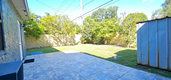 $1,250 | 3684 Pinehurst Drive, Unit EFFIENCY, Lake Worth, FL 33467