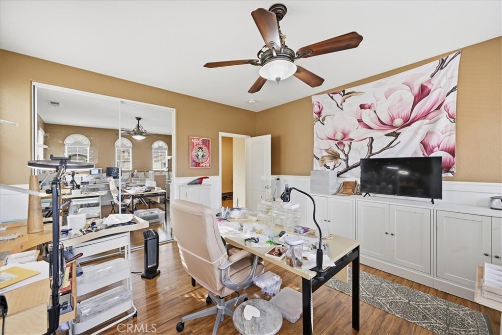 32623 Ritter Court Temecula, CA 92592 - Photo 22 of 40 a living room with furniture and flat screen tv