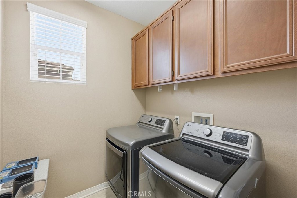 32623 Ritter Court Temecula, CA 92592 - Photo 34 of 40 a utility room with dryer and washer