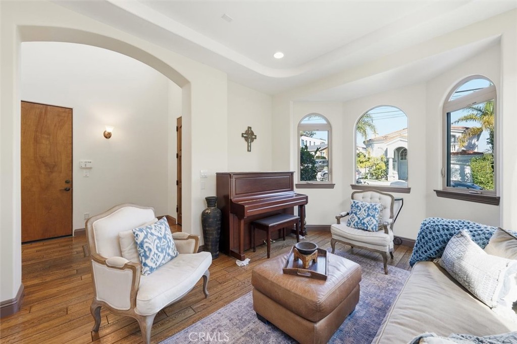 1740 Ruhland Avenue Manhattan Beach, CA 90266 - Photo 14 of 61 a living room with furniture and a potted plant
