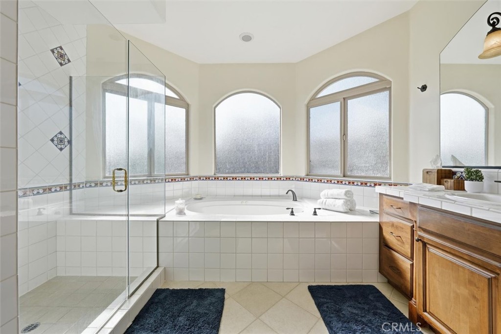 1740 Ruhland Avenue Manhattan Beach, CA 90266 - Photo 41 of 61 a bathroom with a double vanity sink mirror and bathtub