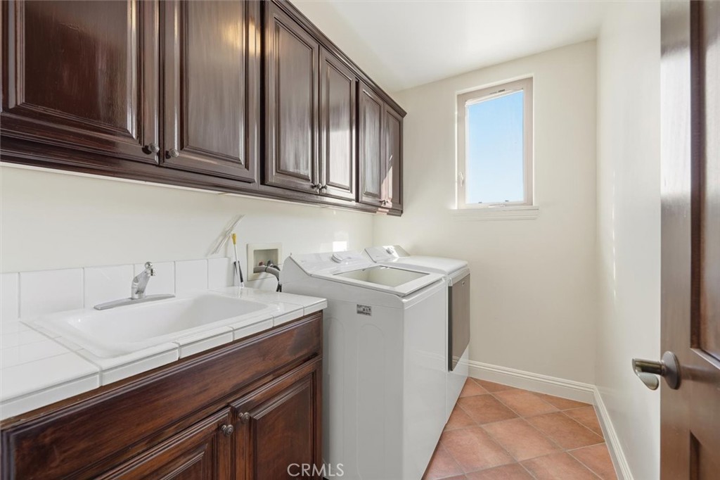 1740 Ruhland Avenue Manhattan Beach, CA 90266 - Photo 46 of 61 a bathroom with a sink and a mirror