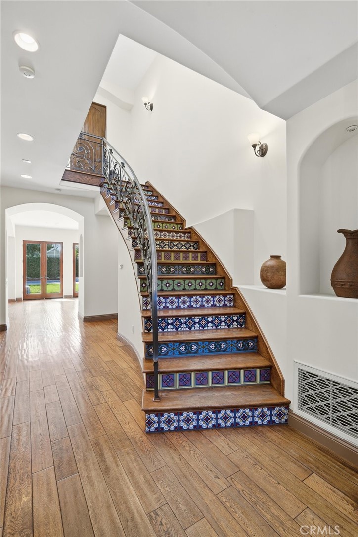 1740 Ruhland Avenue Manhattan Beach, CA 90266 - Photo 9 of 61 Curving Staircase