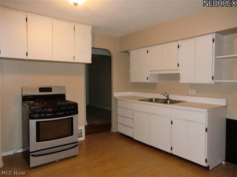 4542 Laurel Road South Euclid, OH 44121 - Photo 4 of 25 Gallery Image 4