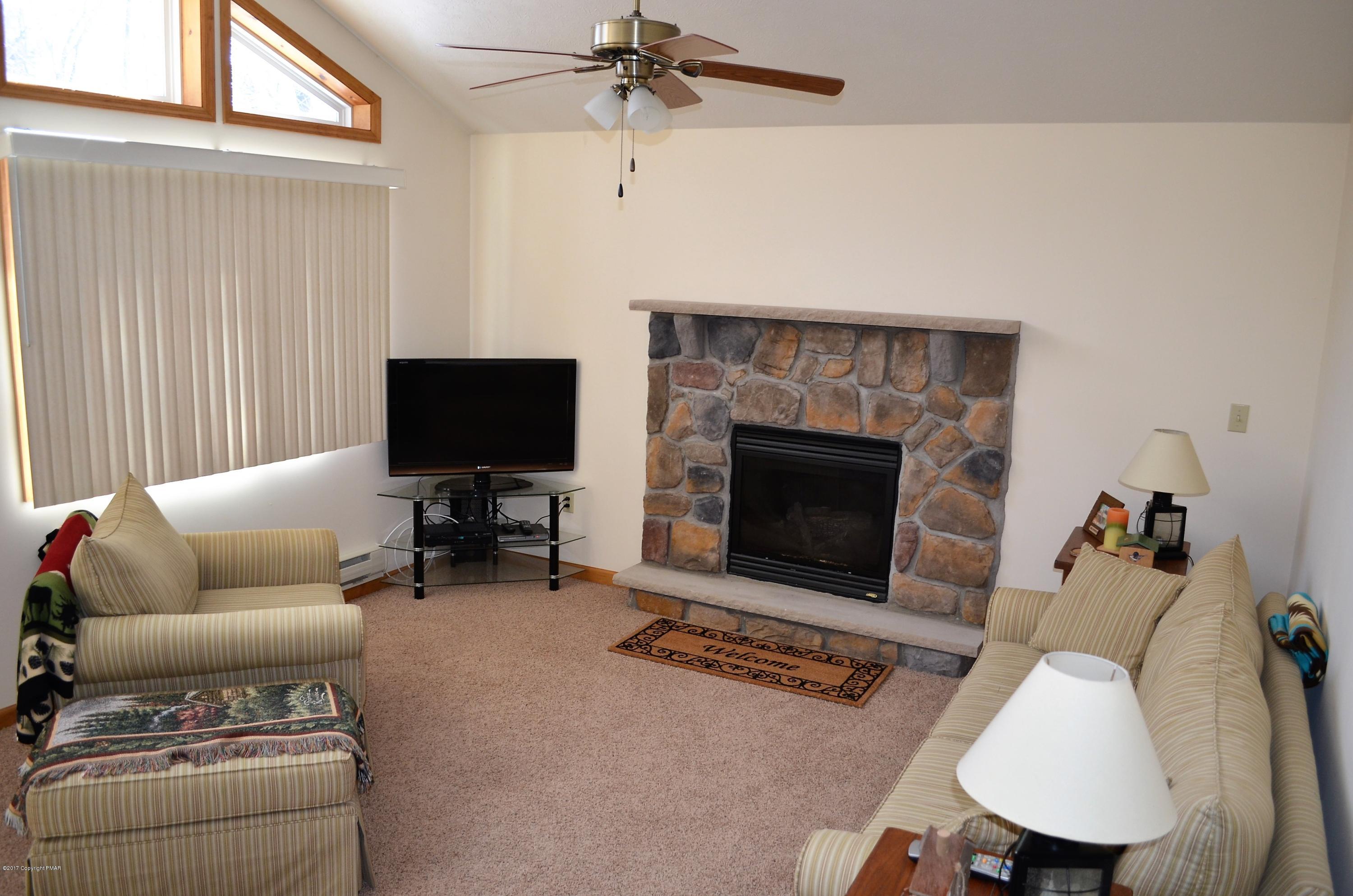 5 Ransom Circle Albrightsville, PA 18210 - Photo 2 of 32 Living Room