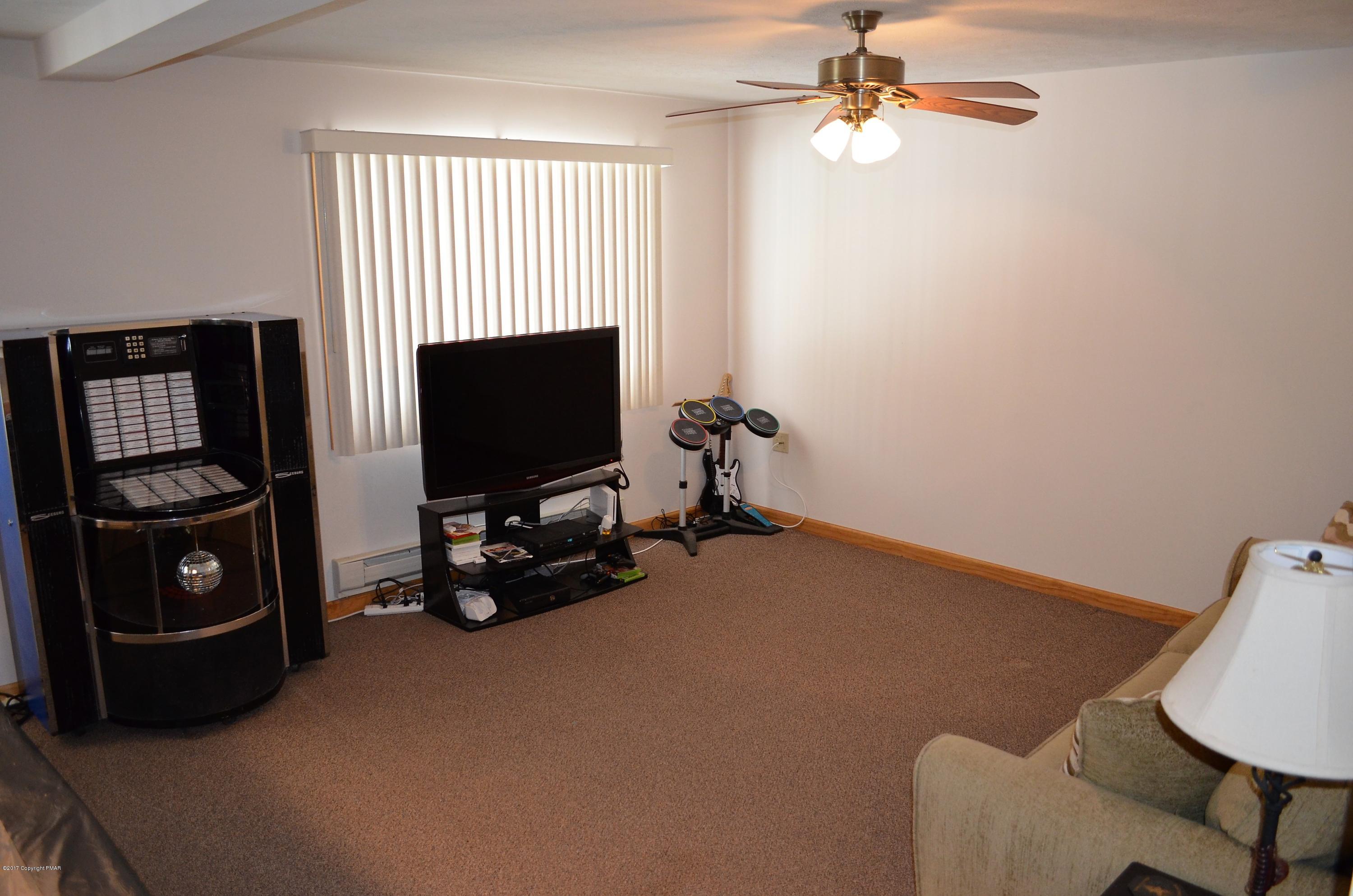 5 Ransom Circle Albrightsville, PA 18210 - Photo 8 of 32 Family Room