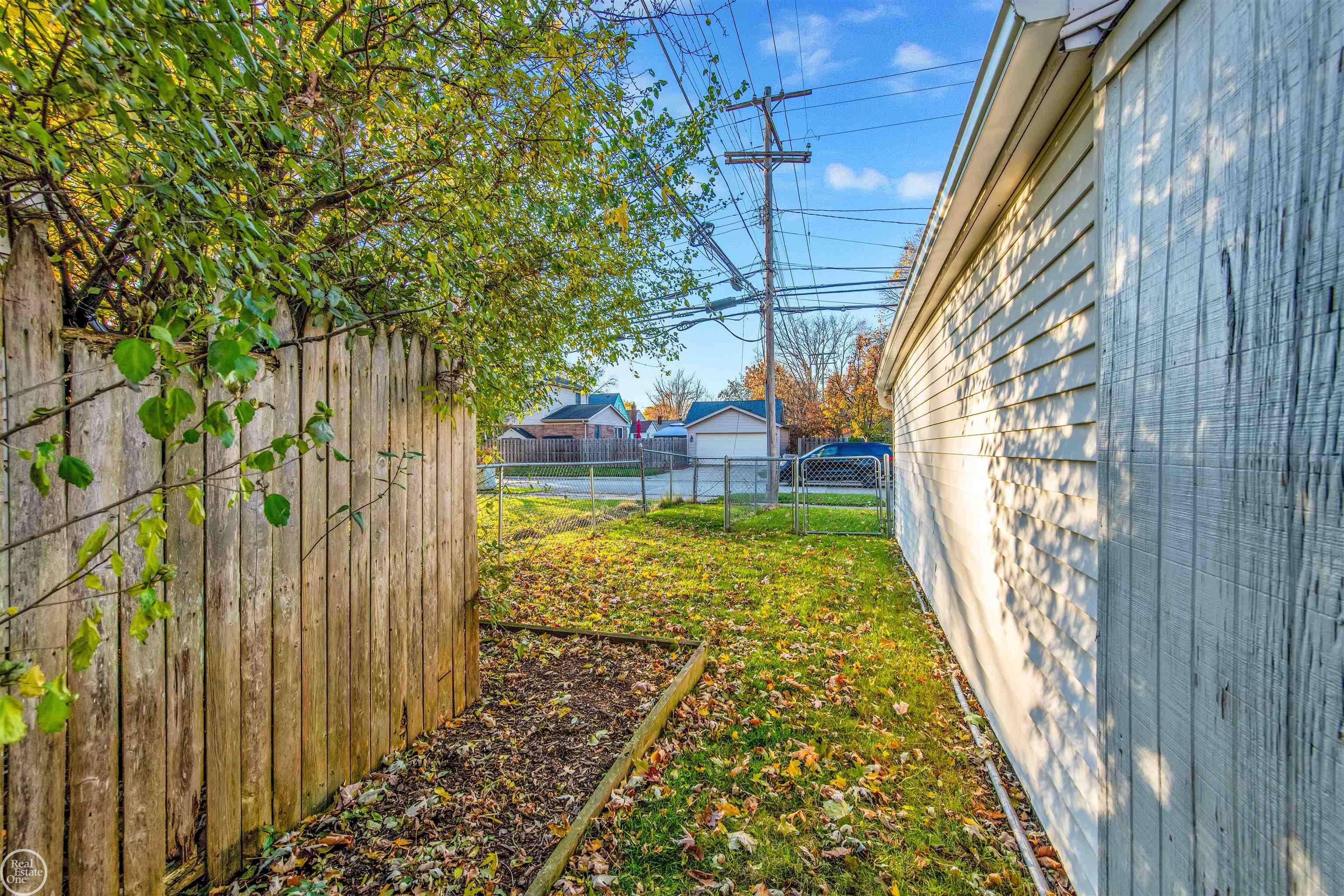 2079 Hampton Road Grosse Pointe, MI 48236 - Photo 36 of 39 50127742-35.JPG