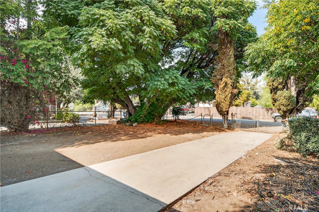 17653 Raley Avenue Lake Elsinore, CA 92530 - Photo 19 of 29 a view of a yard with plants and trees