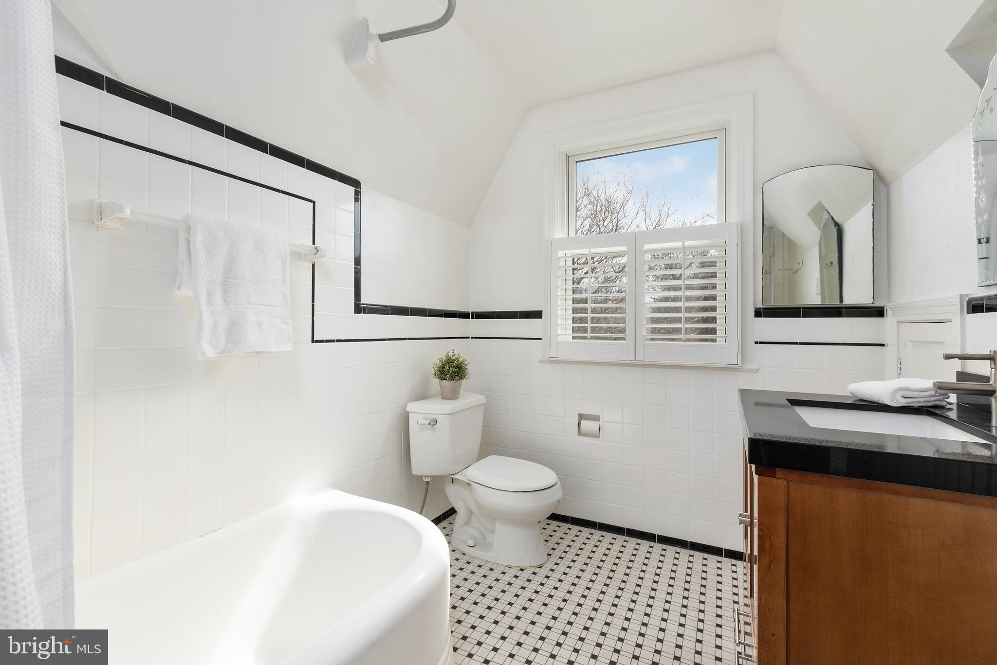 6010 Forest Road Cheverly, MD 20785 - Photo 23 of 36 Upstairs bathroom