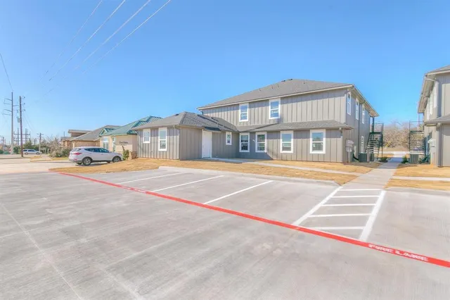 $950 | 2009 Rockview Drive, Unit 105, Granbury, TX 76049