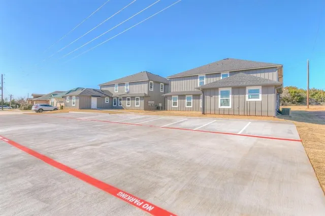 $950 | 2009 Rockview Drive, Unit 105, Granbury, TX 76049