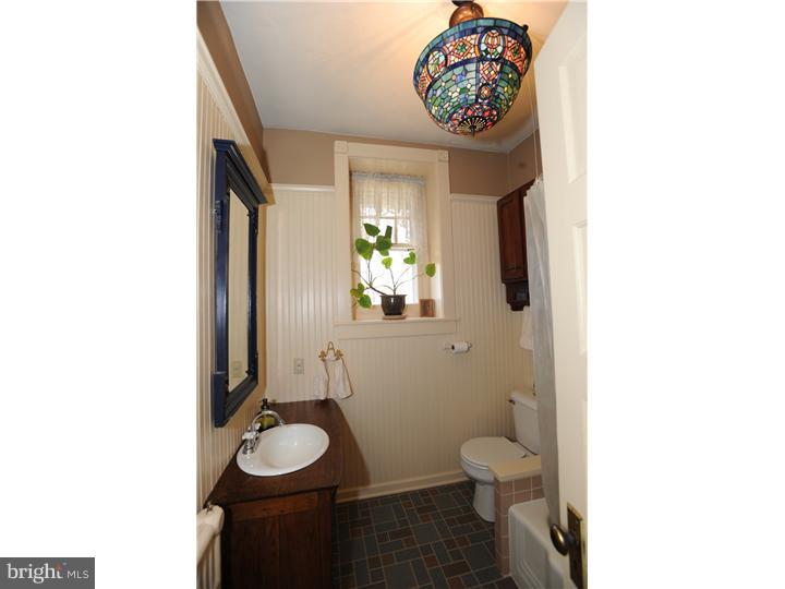 471 East Rock Road Allentown, PA 18103 - Photo 8 of 21 Bathroom