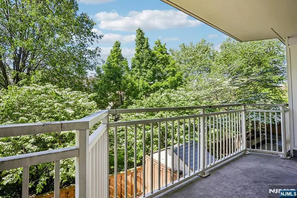 $5,400 | 1077 River Road, Unit 211, Edgewater, NJ 07020