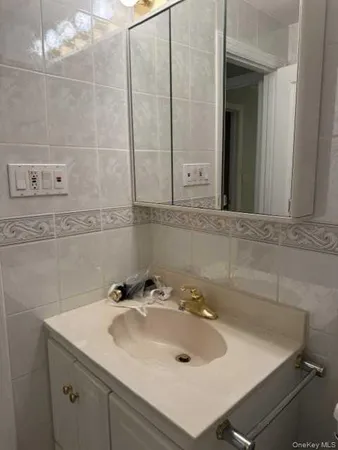 $2,100 | 519 Fowler Avenue, Unit 1, Franklin Square, NY 11010