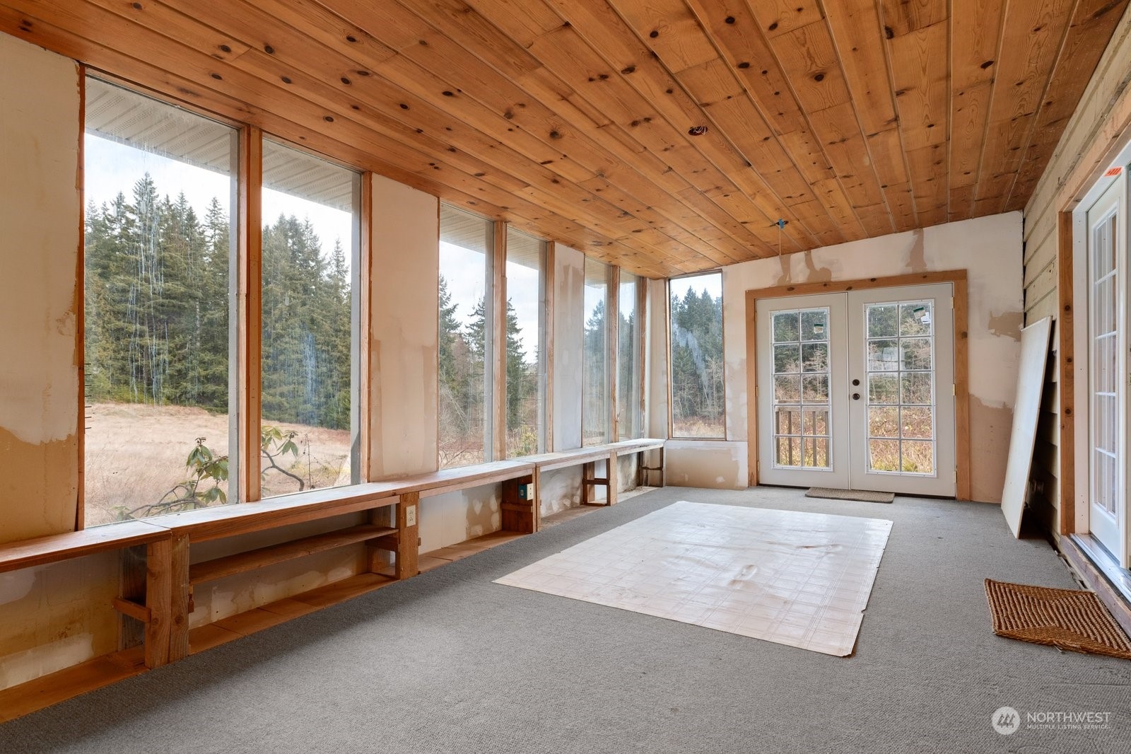 2575 Thompson Road Langley, WA 98260 - Photo 13 of 37 a spacious bathroom with a large tub and large windows