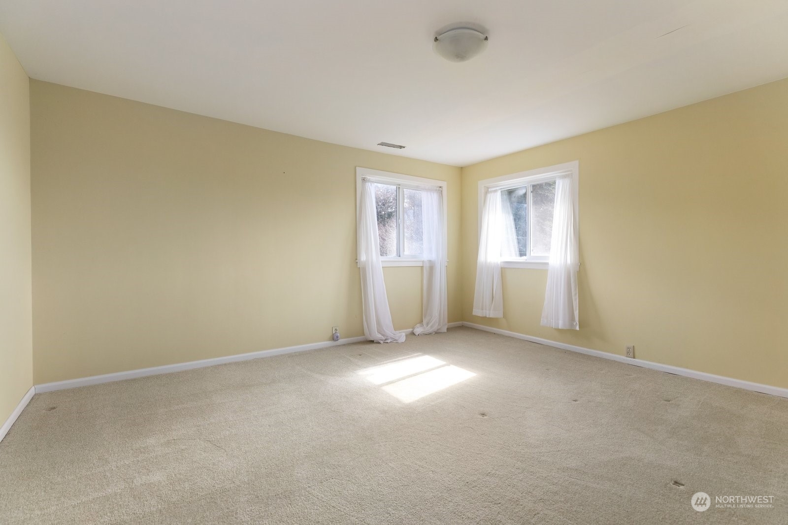 2575 Thompson Road Langley, WA 98260 - Photo 20 of 37 a view of empty room with windows