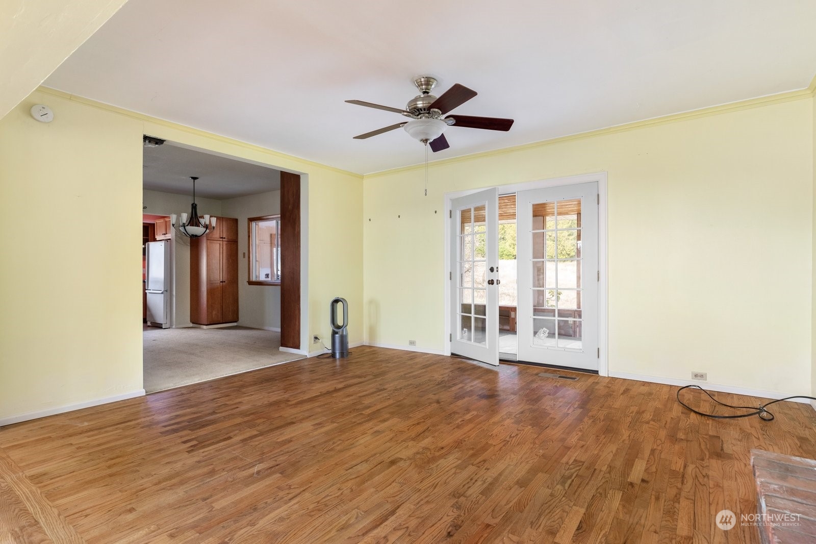 2575 Thompson Road Langley, WA 98260 - Photo 10 of 37 a view of a livingroom with a ceiling fan and window