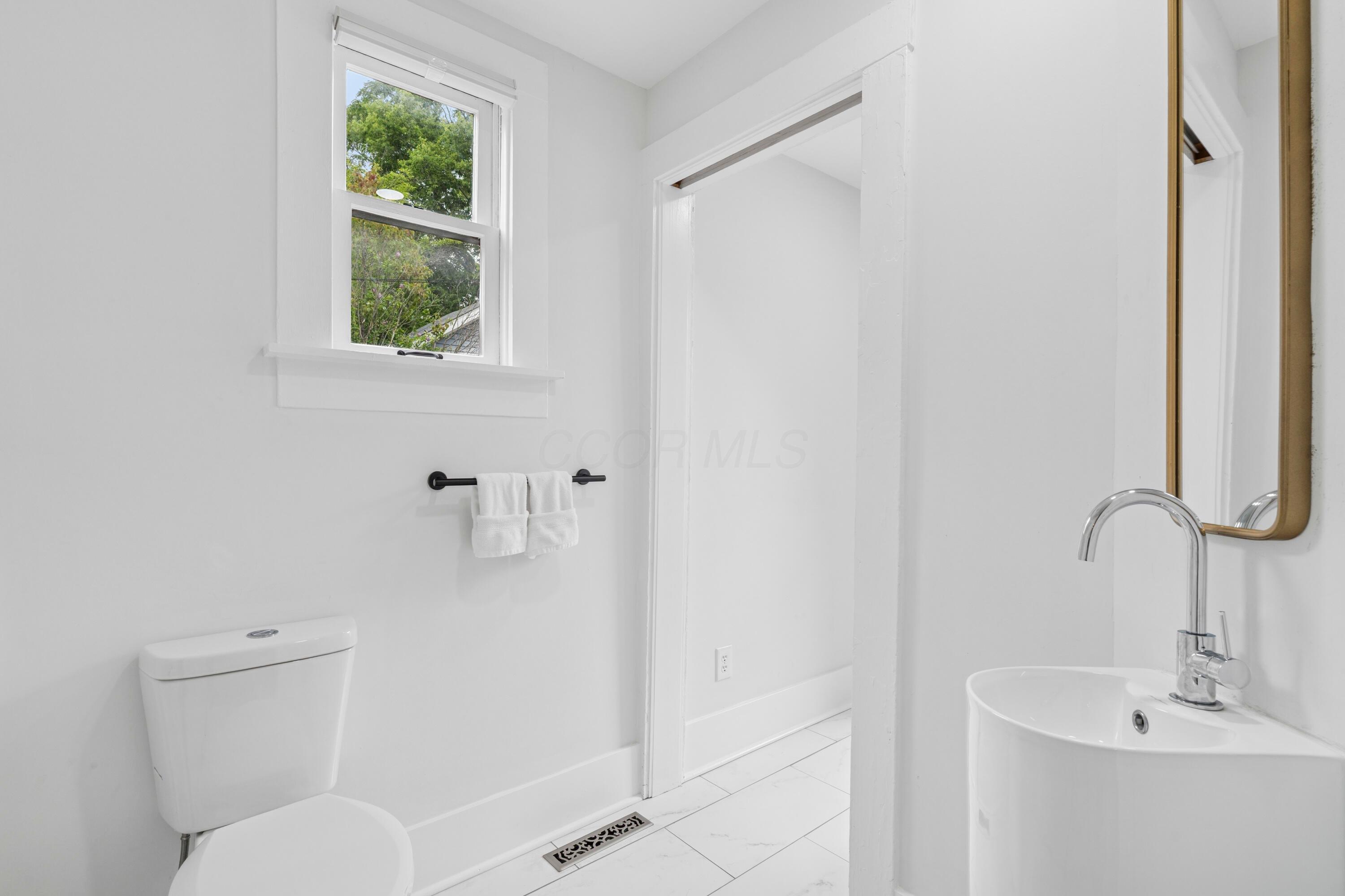 606 Rader Alley Columbus, OH 43206 - Photo 17 of 31 First floor half bath