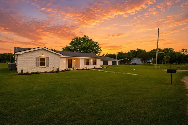 $425,000 | 1510 Avenue K, Danbury, TX 77534