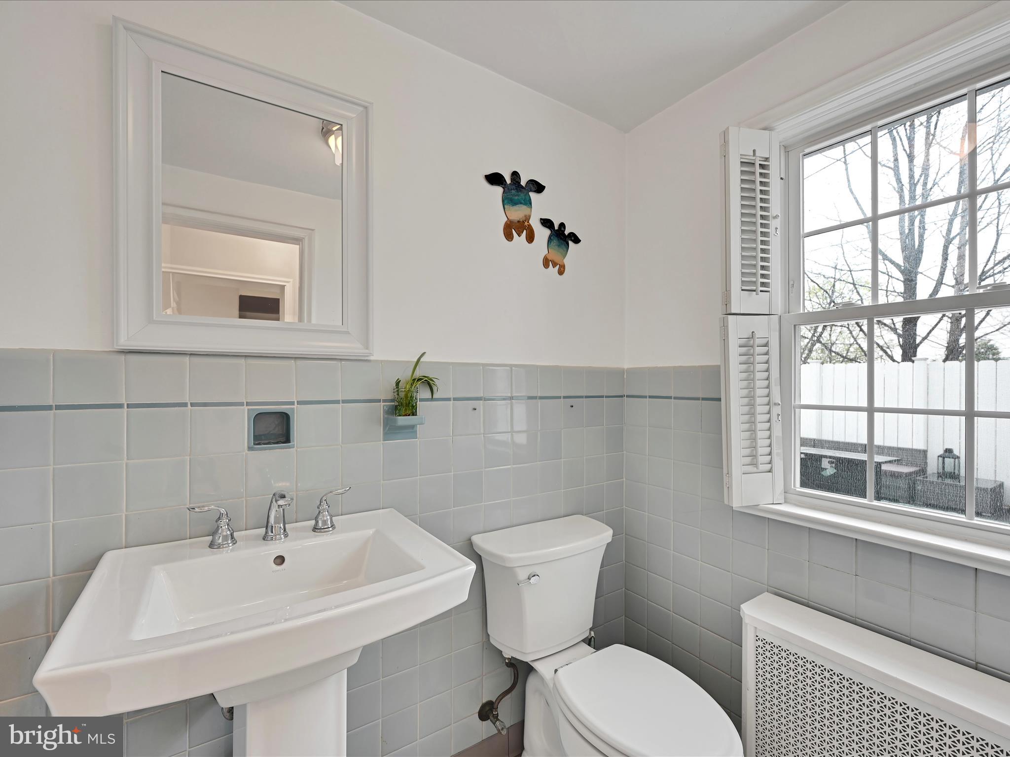 341 Creston Road York, PA 17403 - Photo 16 of 41 Powder Room