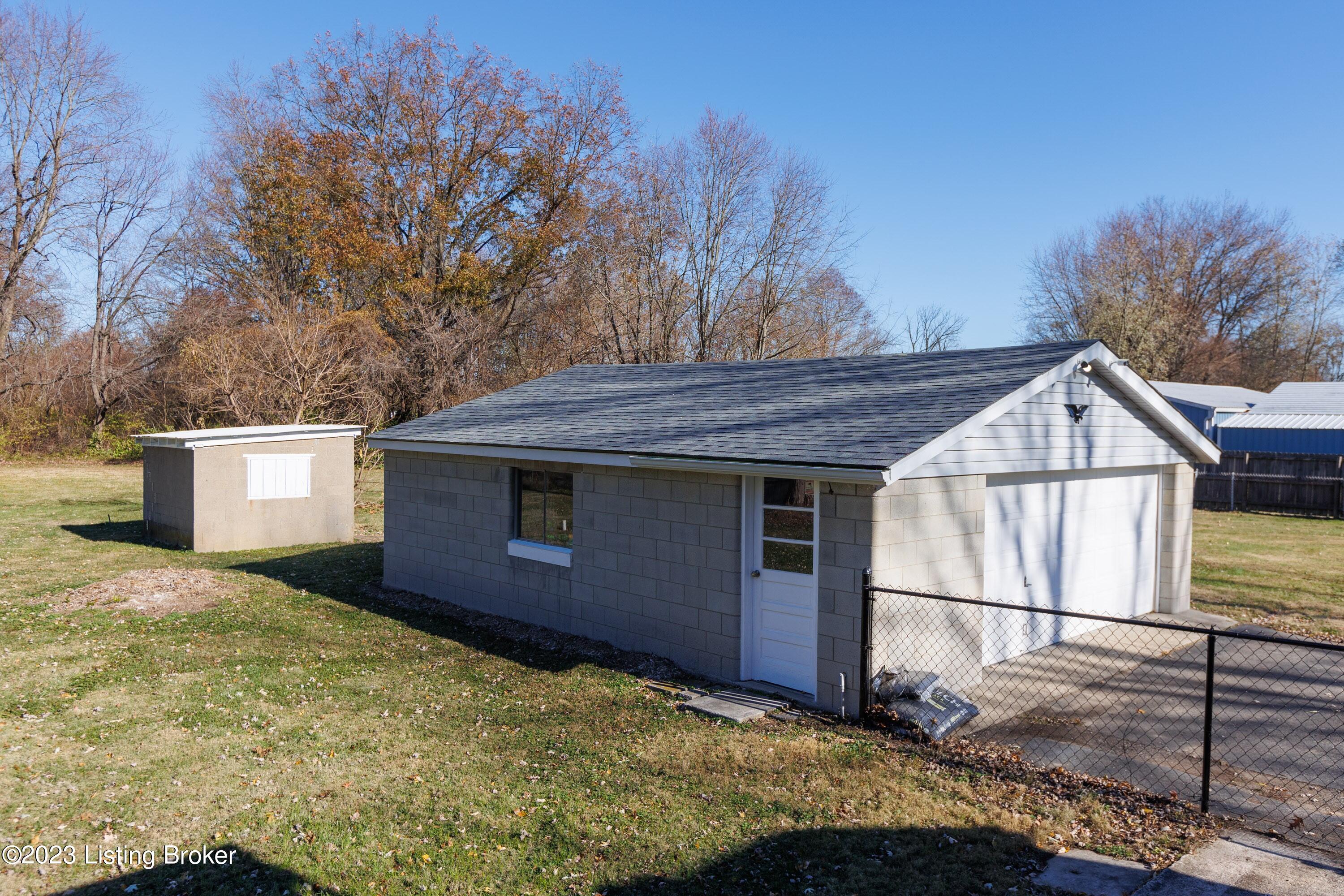 4515 Dover Road Louisville, KY 40216 - Photo 4 of 39 24 x 28 detached garage