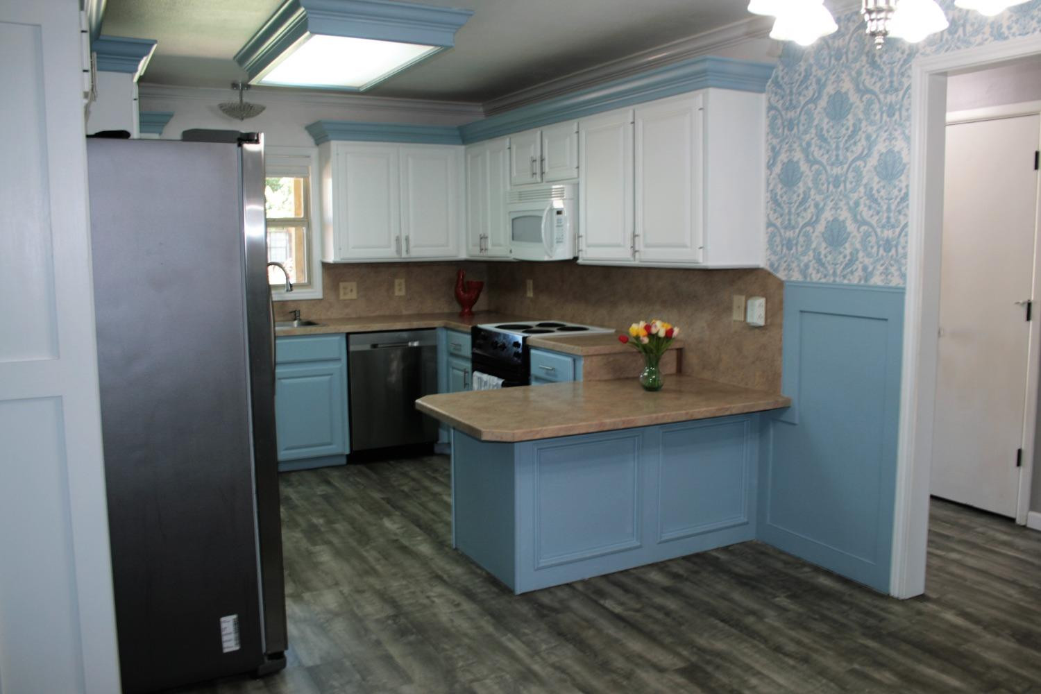 3005 92nd Street Lubbock, TX 79423 - Photo 19 of 39 Breakfast bar.