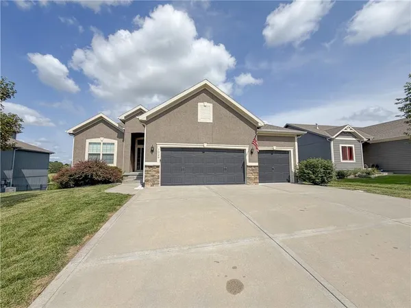 $435,900 | 1029 Northeast Copperwood Drive, Lee's Summit, MO 64086