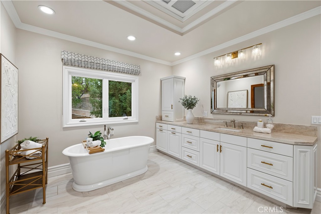 24923 Highspring Avenue Newhall, CA 91321 - Photo 31 of 55 Primary Bath