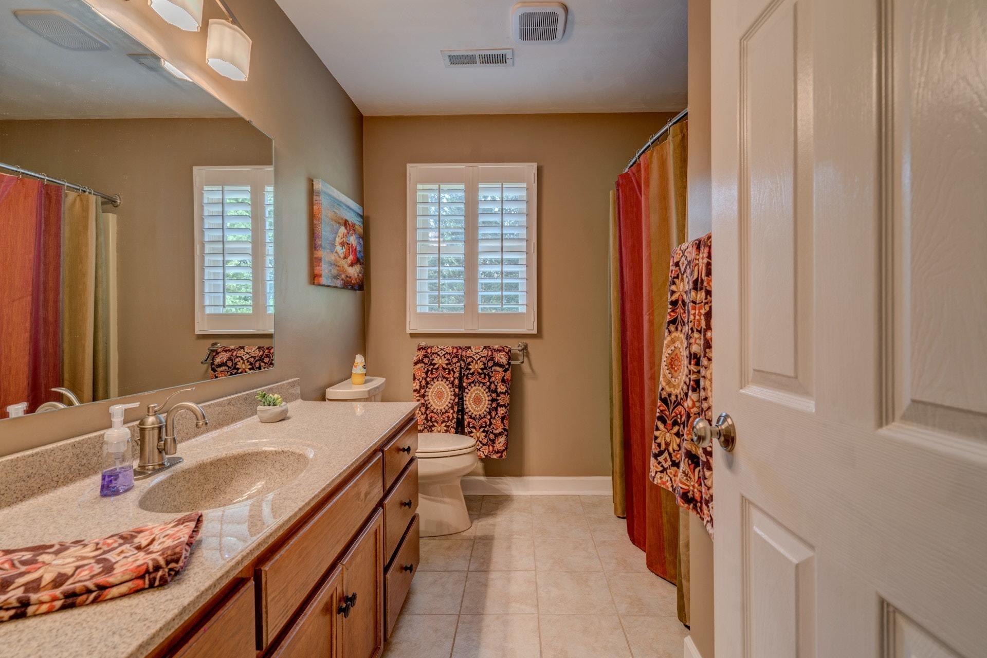1719 Millbridge Road Salem, VA 24153 - Photo 26 of 37 Upstairs Hall Bath