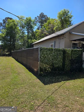 a view of a backyard