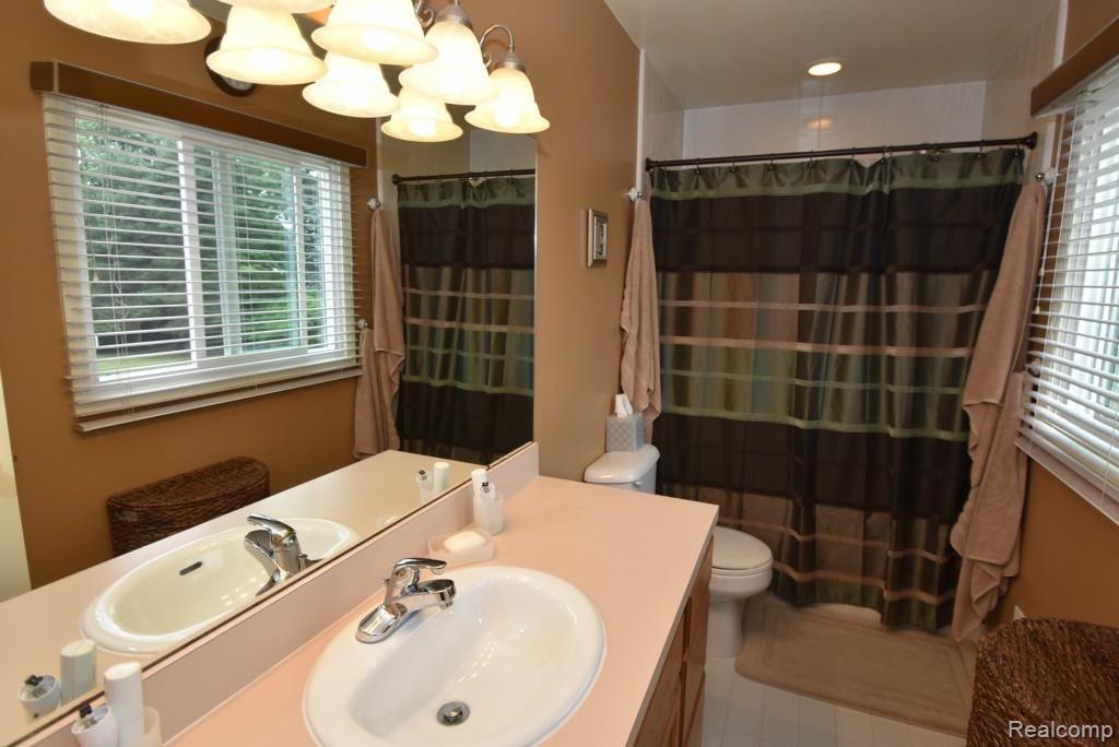 2842 Gerald Avenue Rochester, MI 48307 - Photo 25 of 40 Private Bathroom