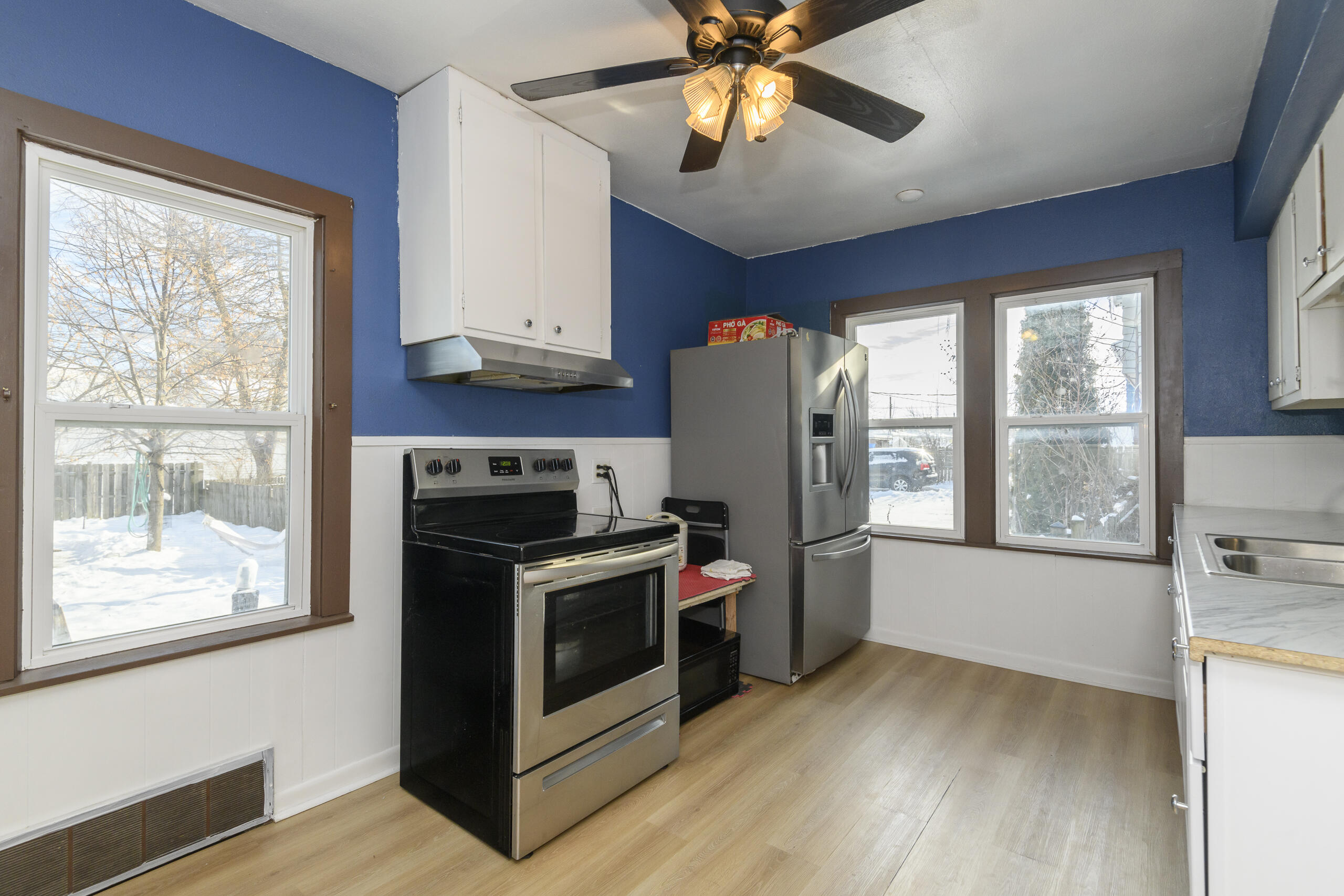 4910 North 107th Street Milwaukee, WI 53225 - Photo 14 of 29 Kitchen