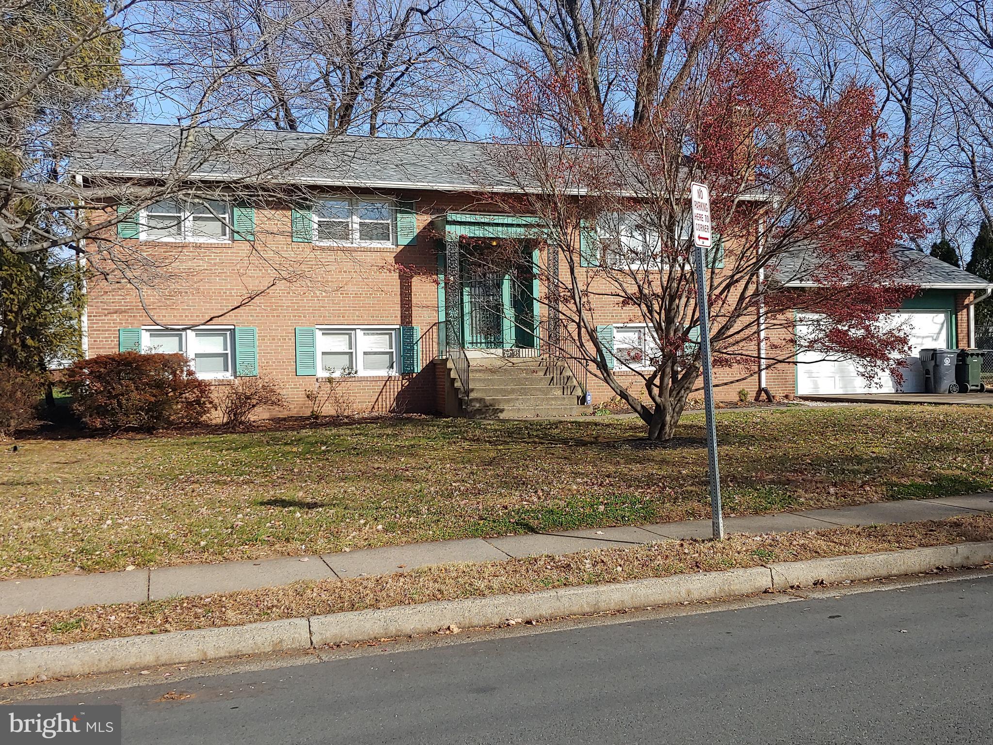 Huge Split Foyer. All Brick!