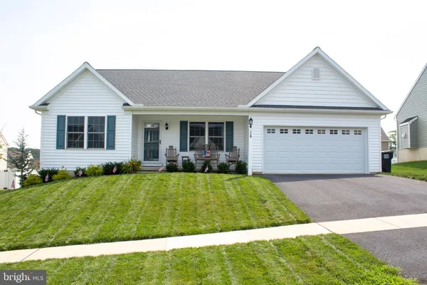 a view of an house with backyard and garden