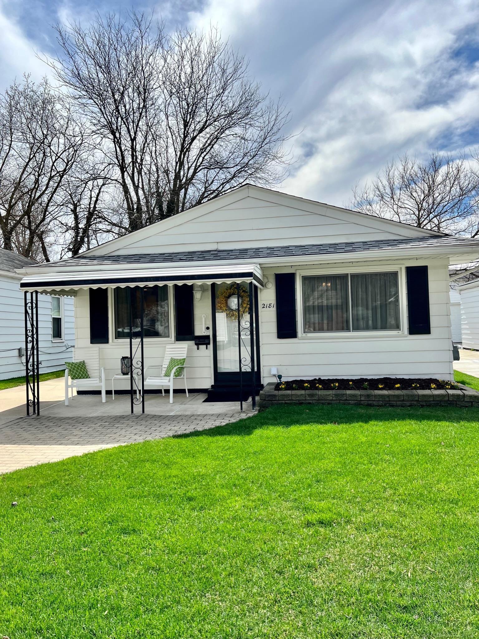 2181 Ridgemont Road Grosse Pointe, MI 48236 - Photo 1 of 29 50105260.JPG