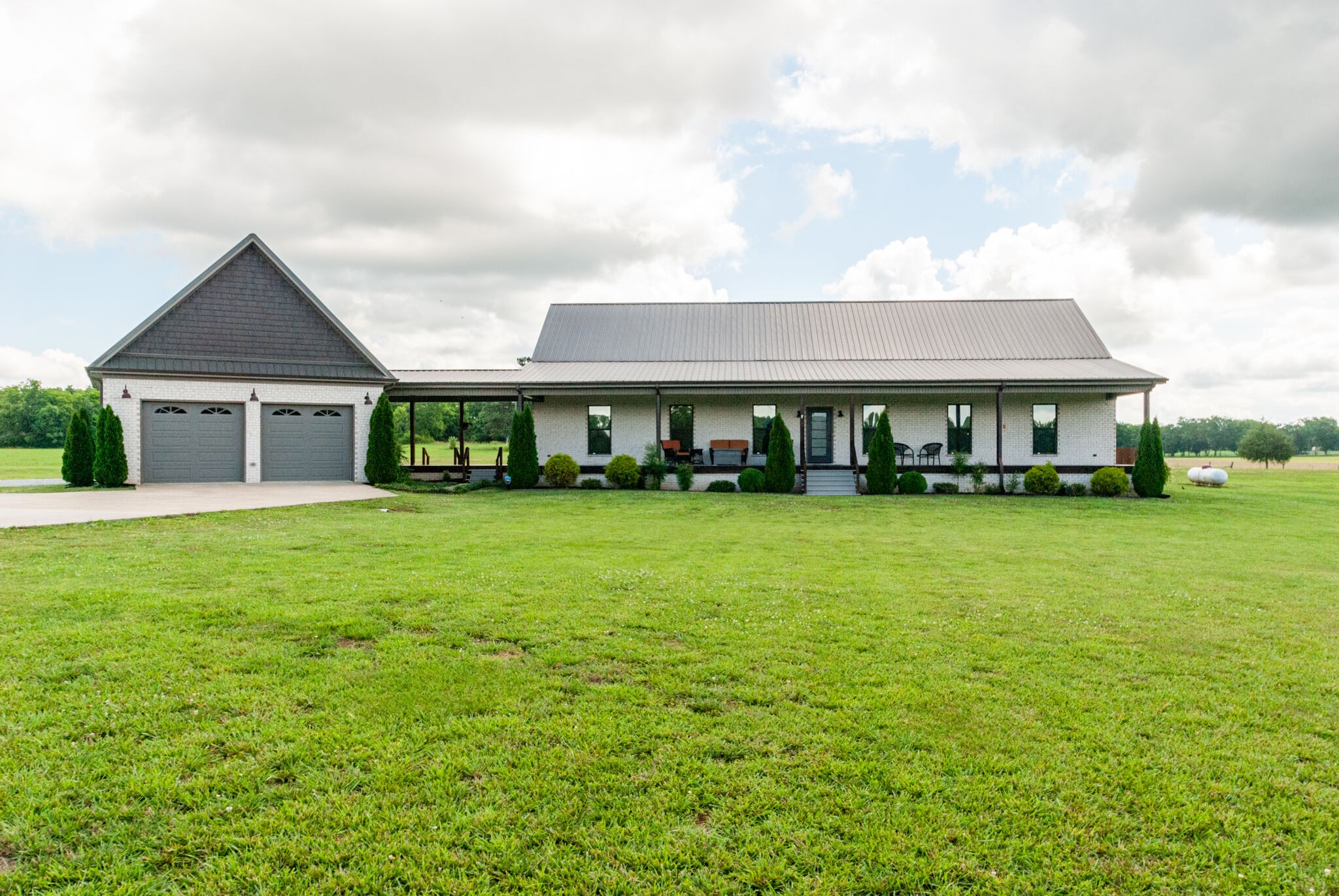32090 Ardmore Ridge Road Ardmore, TN 38449 - Photo 1 of 38 a front view of a house with a garden