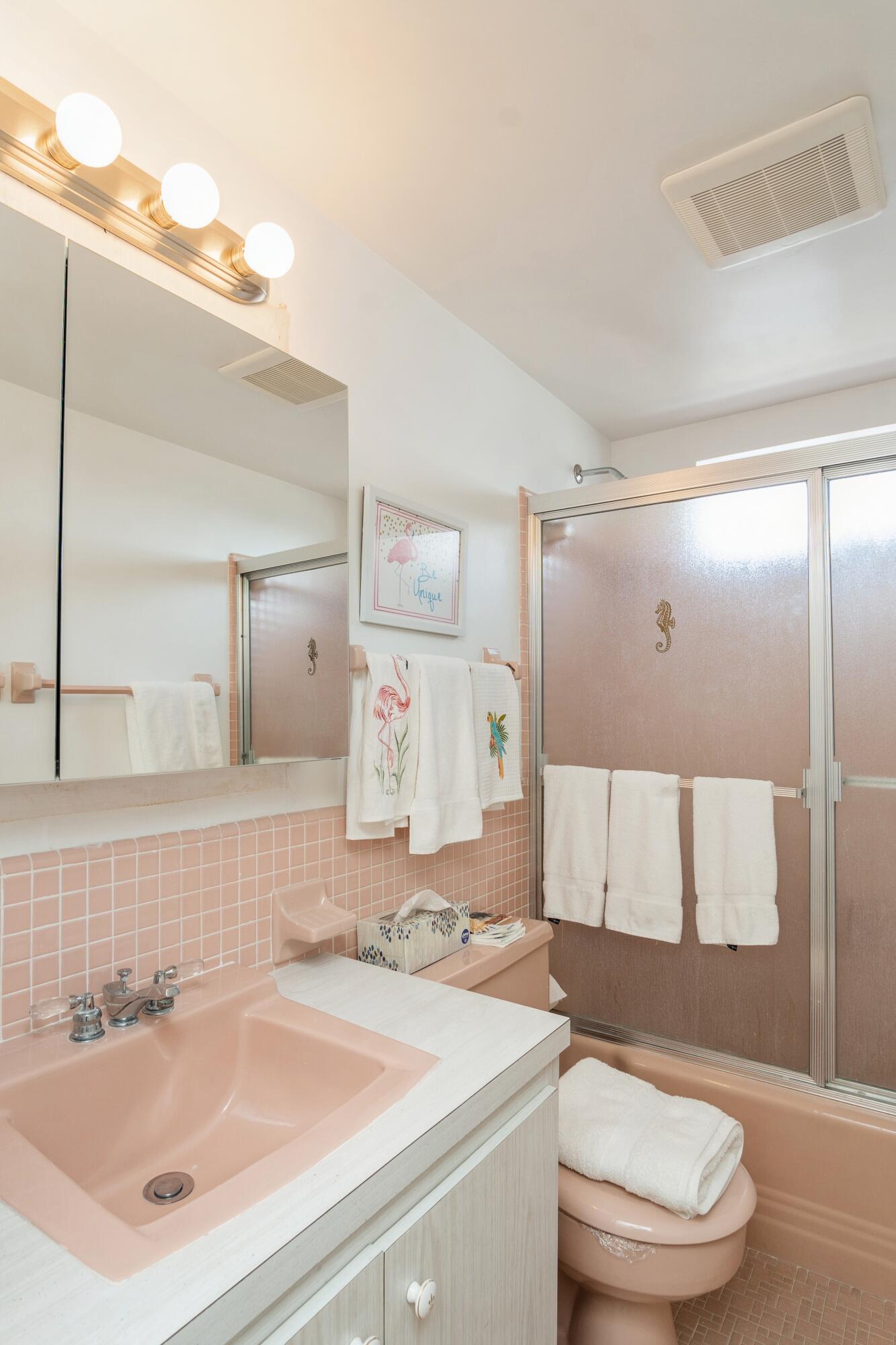 1 North Golfview Road, Unit 702 Lake Worth Beach, FL 33460 - Photo 12 of 13 25_1NGolfviewRd_Apt702_8001_Bathroom_HiR