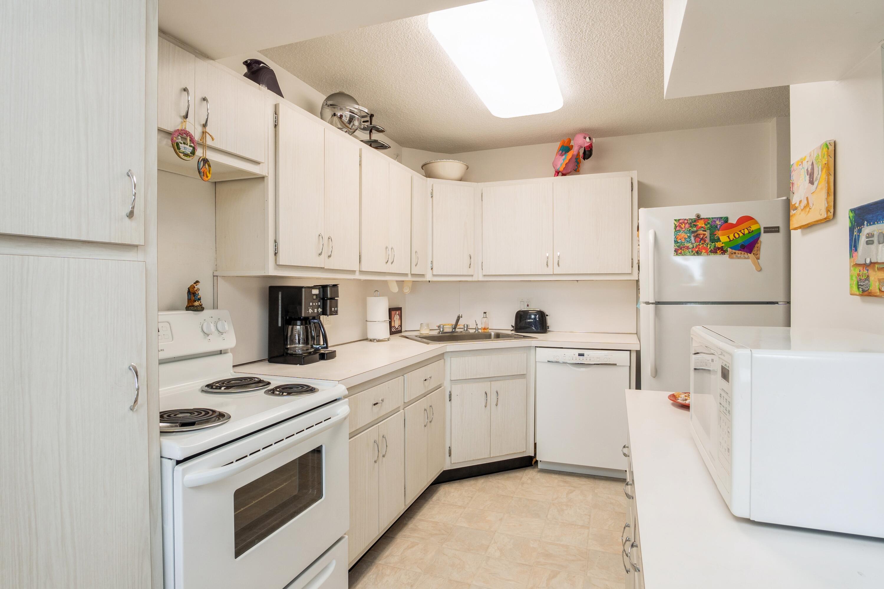 1 North Golfview Road, Unit 702 Lake Worth Beach, FL 33460 - Photo 8 of 13 10_1NGolfviewRd_Apt702_5_Kitchen_HiRes