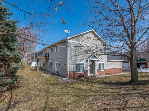 $260,000 | 8010 Stratford Circle South, Shakopee, MN 55379