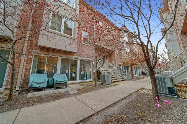 $2,895 | 3922 Wehrman Avenue, Unit 3922, Schiller Park, IL 60176